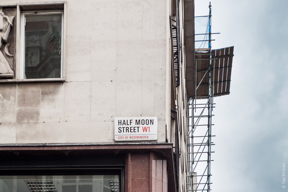 Уличные таблички Лондона. Half Moon Street