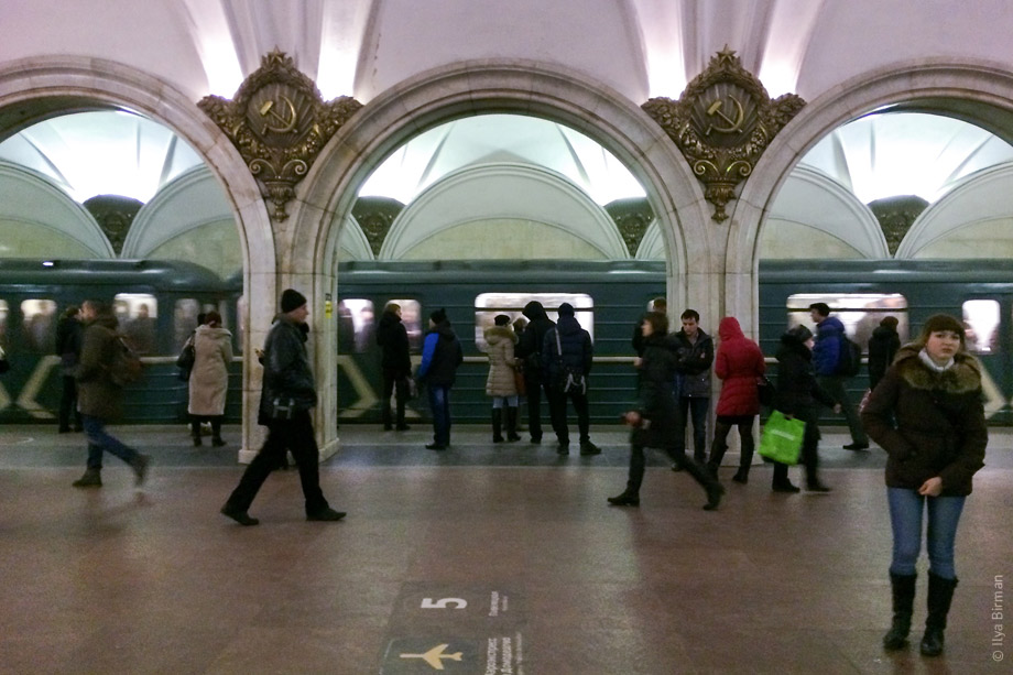 Напольная навигация в московском метро. Павелецкая, февраль 2015